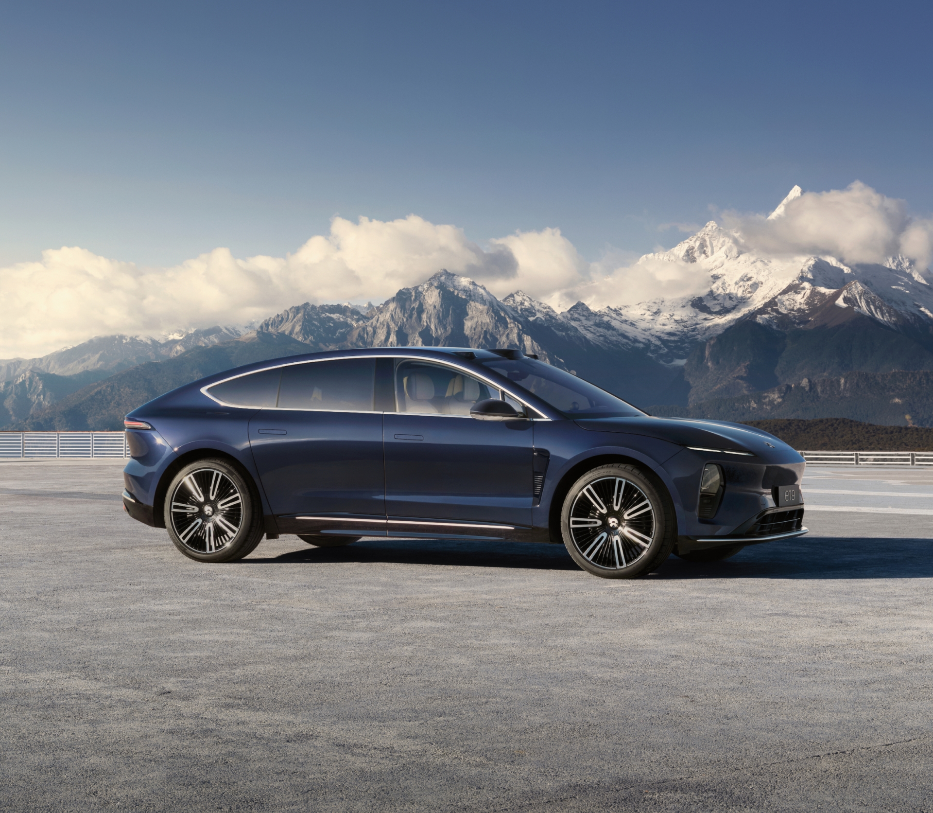 超概略量，气场强盛。引领行政旗舰设计，进入下一个时代。