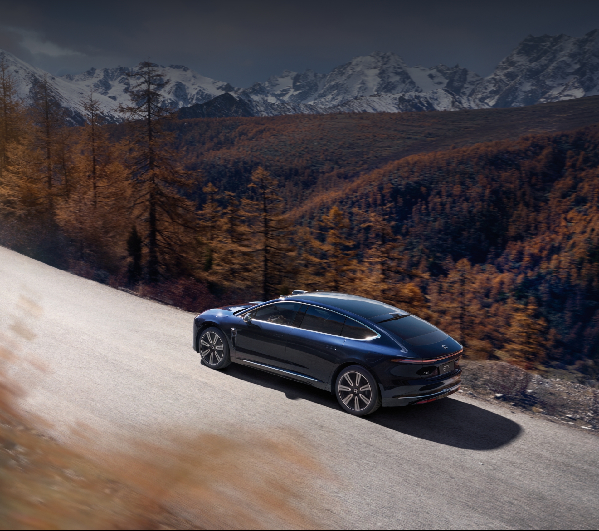 全球首个将线控转向、后轮转向与全自动悬架三者合一的全线控智能底盘，为用户打造亘古未有的旗舰驾乘体验。